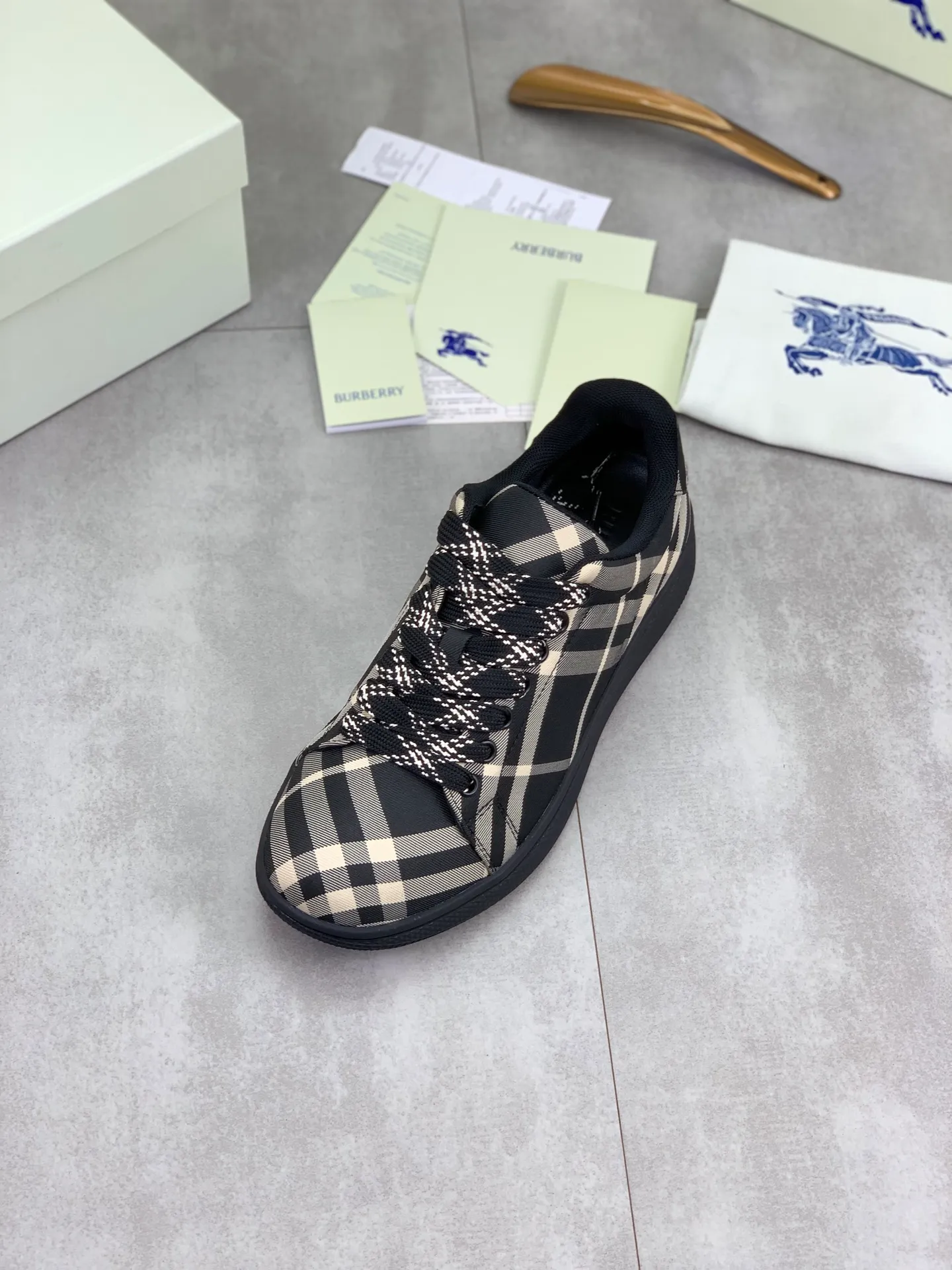 Factory price P580 [BURBERRY] Burberry - High-end quality original order - Upper: imported 🔝 original material - Lining: cowhide lining, feet; water-dyed cowhide - Outsole: ultra-light TPR rubber; two-color molded outsole - Super high quality control · Fine workmanship: highlighted (high-end, extravagance, grade) -Size: 38-46 (Male 38 46 can be customized) · Color: 4️⃣ colors available